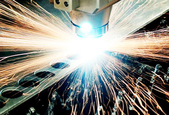 激光切割機(jī)應(yīng)該選擇二氧化碳還是光纖？