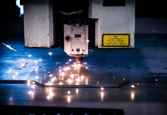 數(shù)控激光切割機(jī)需要選擇好的保護(hù)透鏡